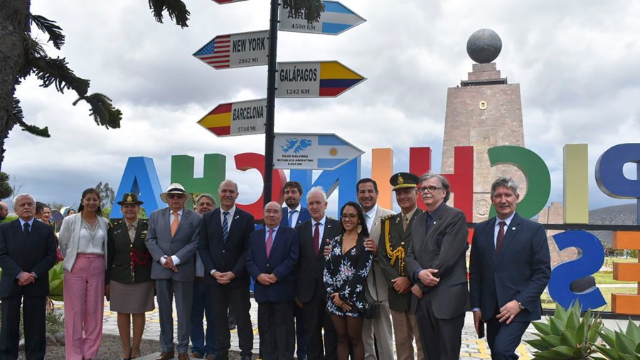 Inauguron Un Hito Que Marca La Distancia Entre El Ecuador Y Las Islas