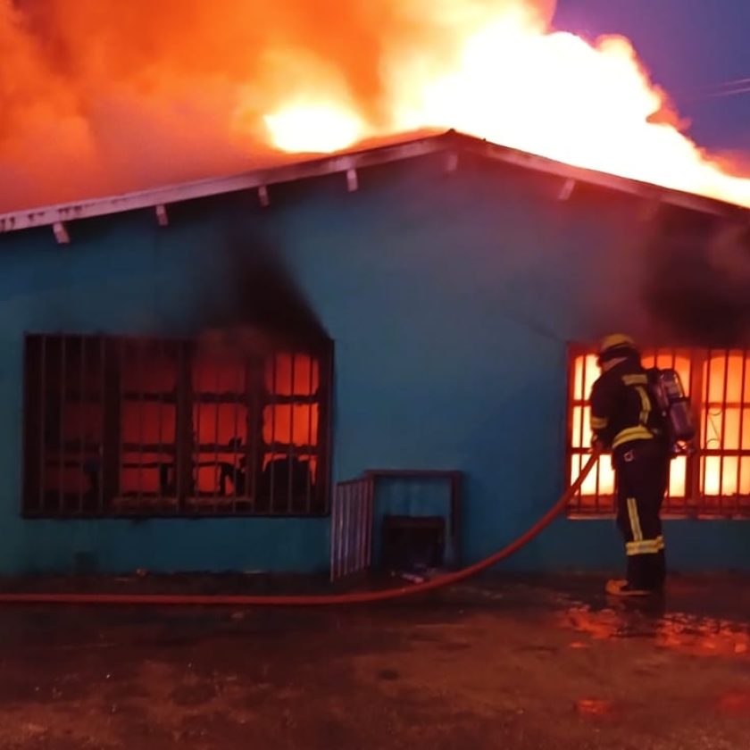 Por Dejar Ropa Colgada Frente A Un Calefactor Se Quem Una Casa