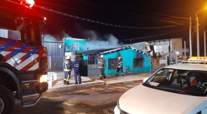 Por dejar ropa colgada frente a un calefactor se quemó una casa