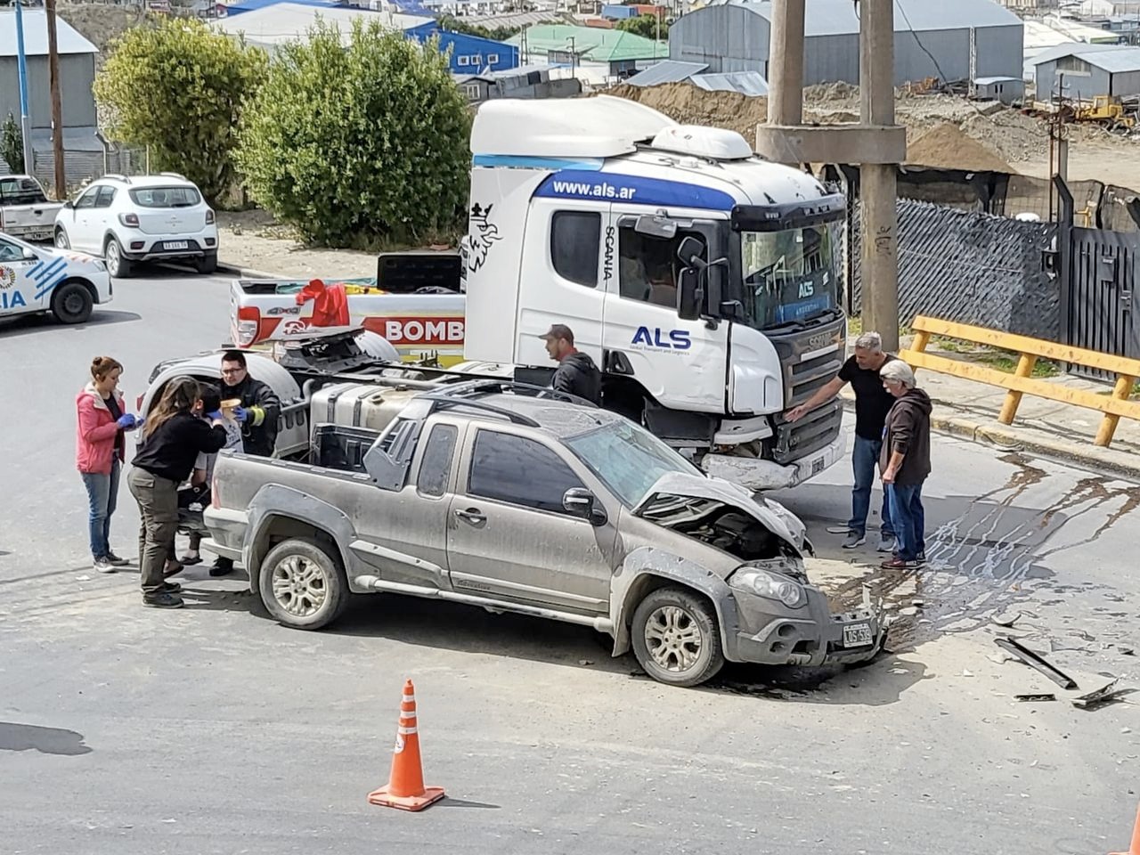 Choque Entre Una Camioneta Y Un Camión Arroja Un Herido Diario Prensa Noticias De Tierra Del 0414