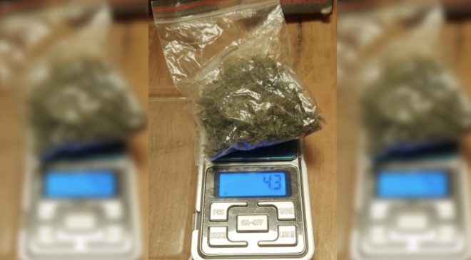 Abrió la billetera frente a un gendarme y se le cayó la droga