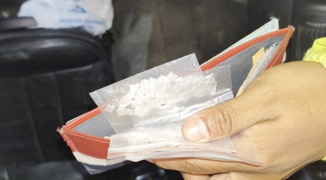 Abrió la billetera frente a un gendarme y se le cayó la droga