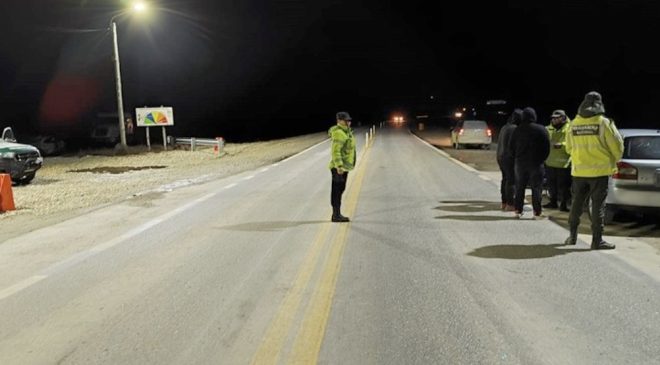 Abrió la billetera frente a un gendarme y se le cayó la droga