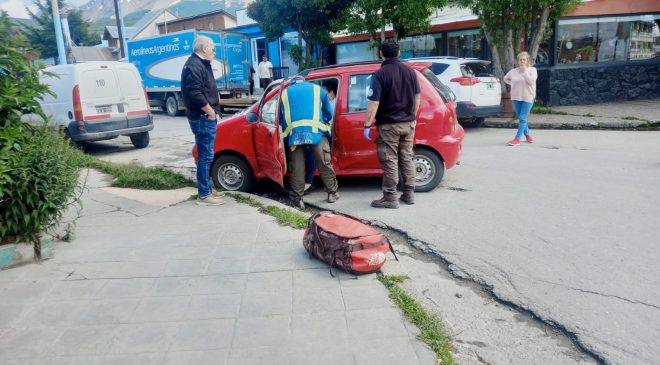 Conductora sufre una crisis nerviosa al ser chocada