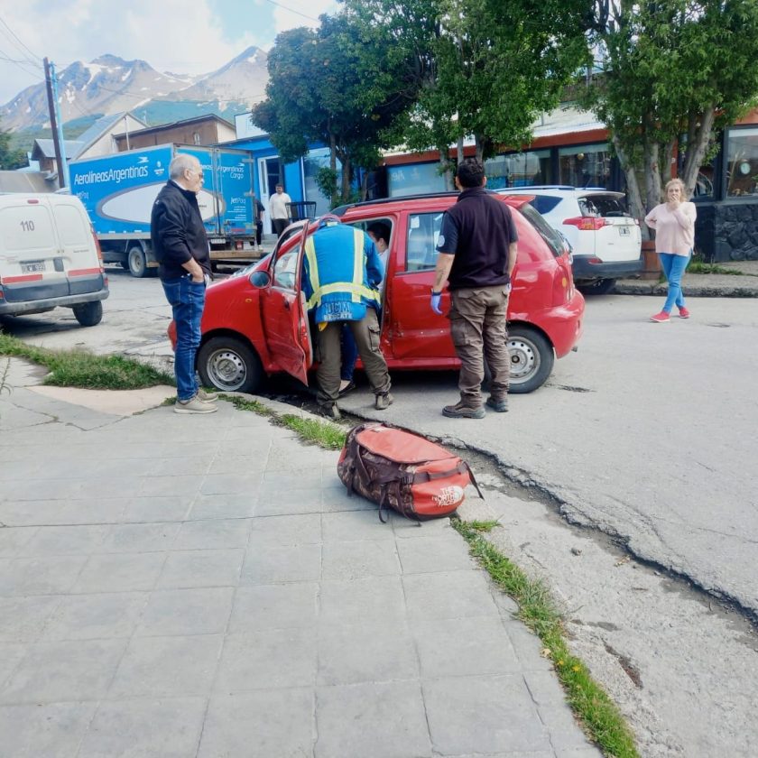 Conductora sufre una crisis nerviosa al ser chocada