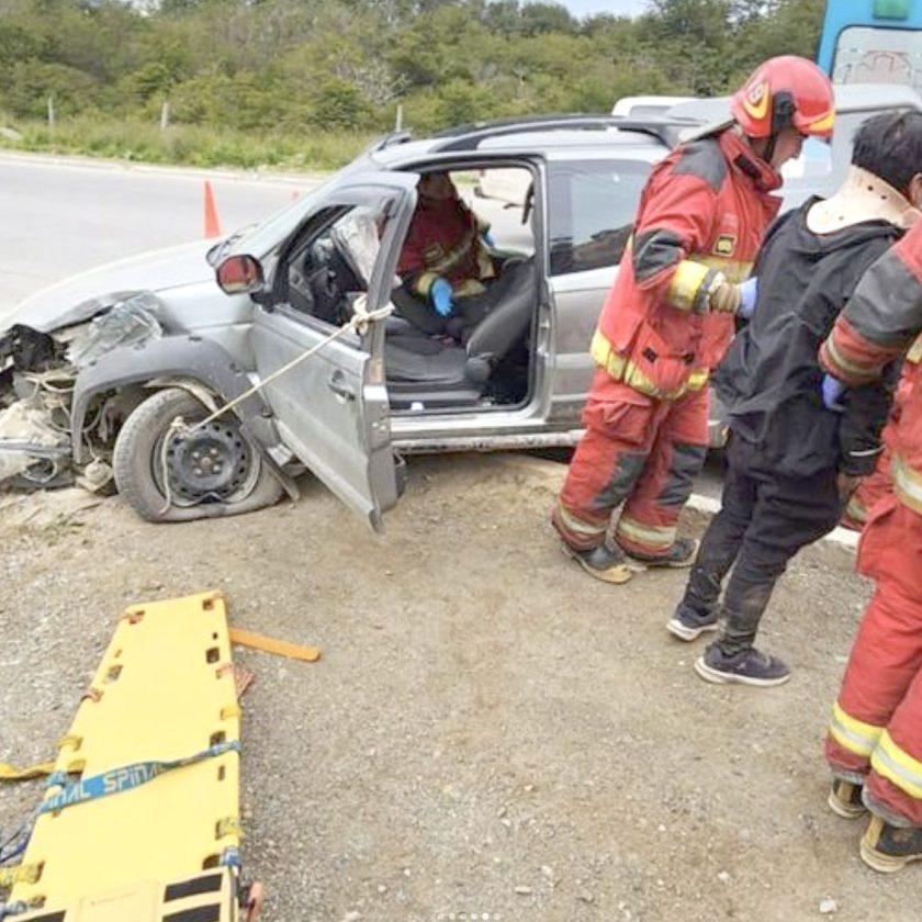 Conductor dijo "me dormí" y terminó chocando contra un poste de luz