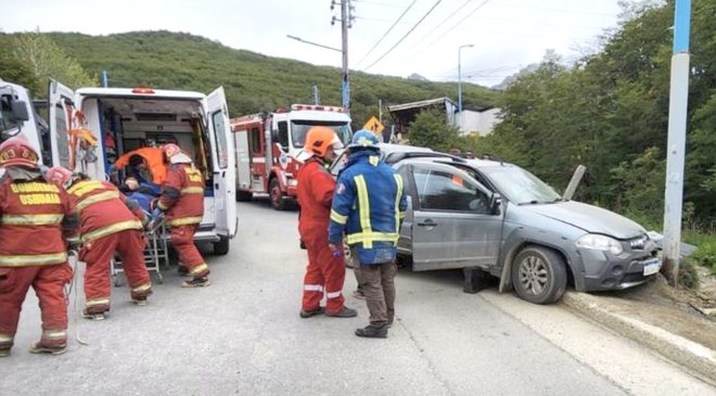 Conductor dijo "me dormí" y terminó chocando contra un poste de luz