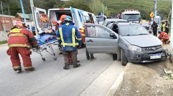 Conductor dijo "me dormí" y terminó chocando contra un poste de luz