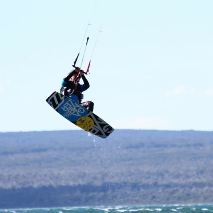 Vecinos alertaron a las autoridades sobre un kitesurfista en apuros