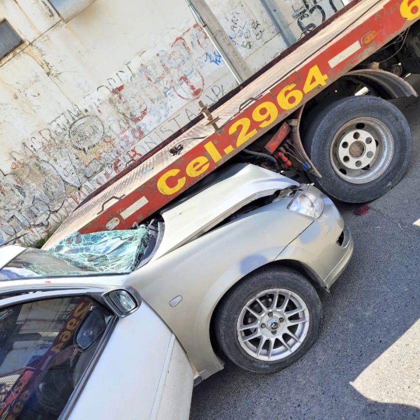 Se metió debajo de un camión y se salvó de milagro