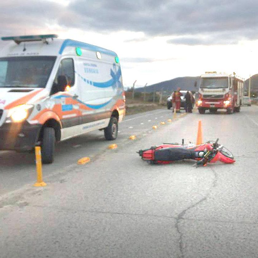 Motociclista se fracturó una pierna al caer sobre el pavimento