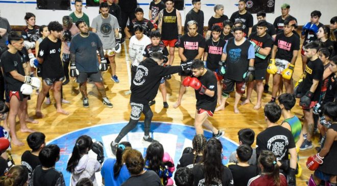 Más de 130 alumnos participaron del seminario de kickboxing que brindó Tomas “Chacal” Aguirre