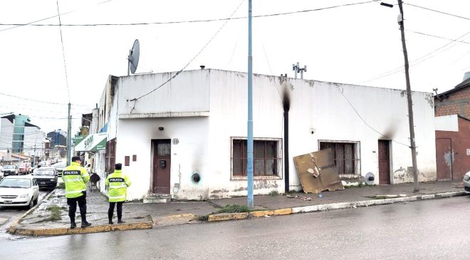 Incendio arroja saldo de un joven grave y 100% de pérdidas en varias viviendas y oficinas