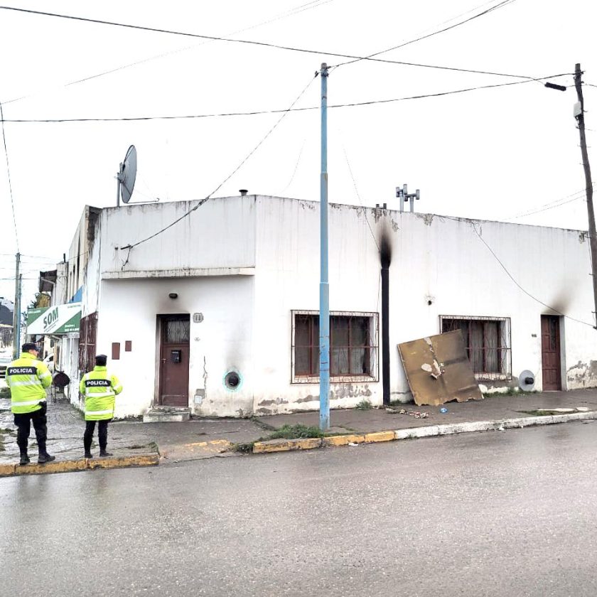 Incendio arroja saldo de un joven grave y 100% de pérdidas en varias viviendas y oficinas