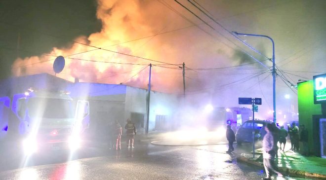 Incendio arroja saldo de un joven grave y 100% de pérdidas en varias viviendas y oficinas