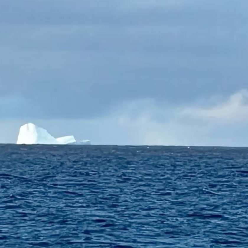 Apareció un iceberg cerca de la costa y pusieron en alerta a los barcos