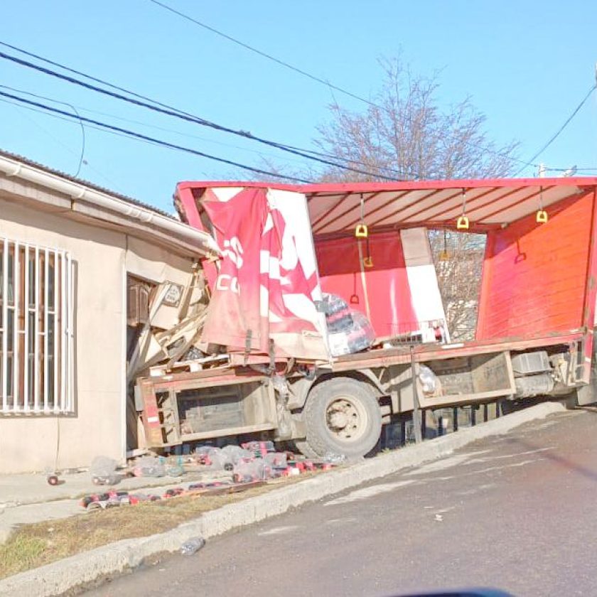 Un camión chocó a una casa