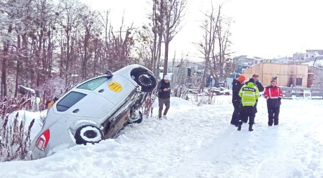 Taxi cayó en un profundo declive