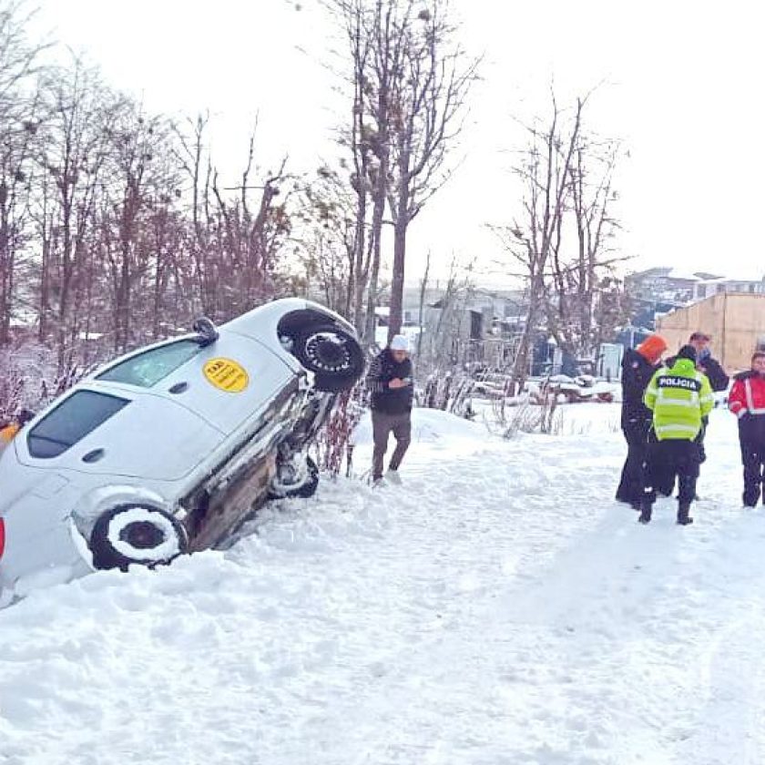 Taxi cayó en un profundo declive