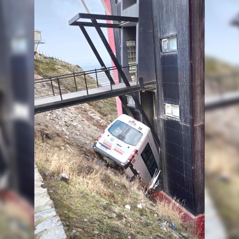 Conductor de un minibus se olvidó de ponerle freno de mano: cayó por un barranco y chocó contra una casa