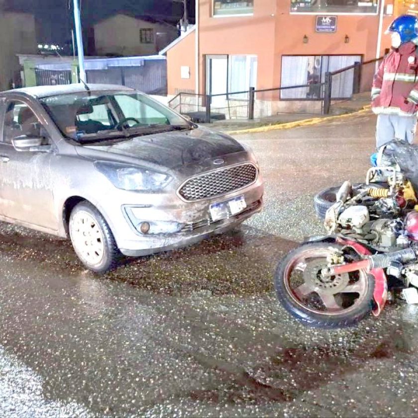 Motociclista resulta lesionado al chocar con un automóvil