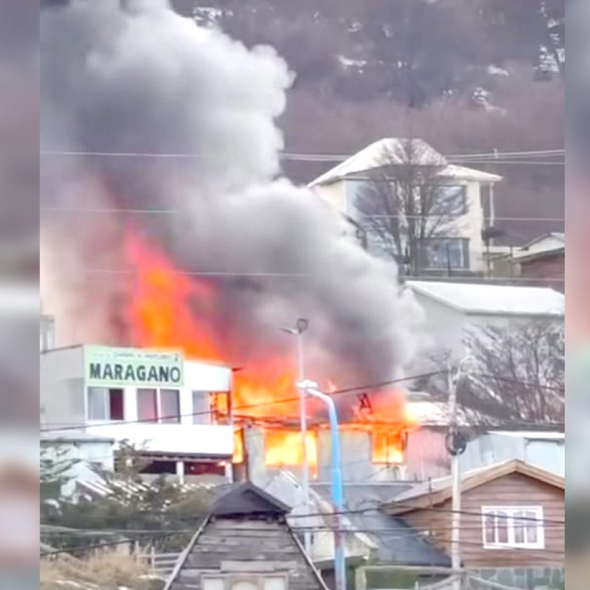 Incendio provoca 80% de pérdidas en una vivienda y en un taller de chapa y pintura