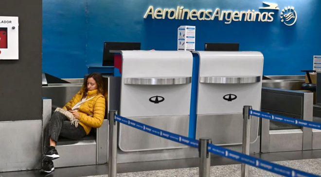 Los sindicatos aeronáuticos decidirán este jueves nuevas medidas de fuerza en Aerolíneas