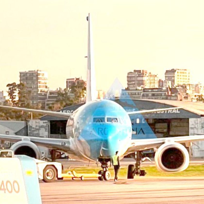 Avión de Aerolíneas Argentinas que despegó de Ushuaia perdió una rueda al aterrizar en Aeroparque