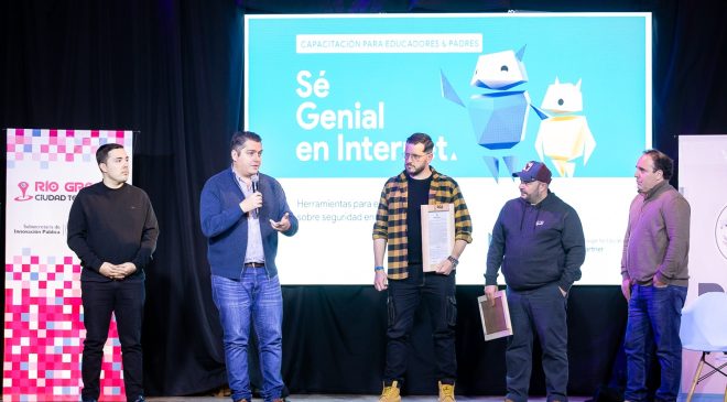 Pérez acompañó a los chicos en la apertura de la capacitación “Sé Genial en Internet”