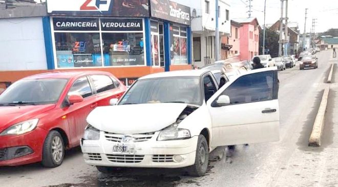 En un semáforo, conductora se llevó por delante a otra