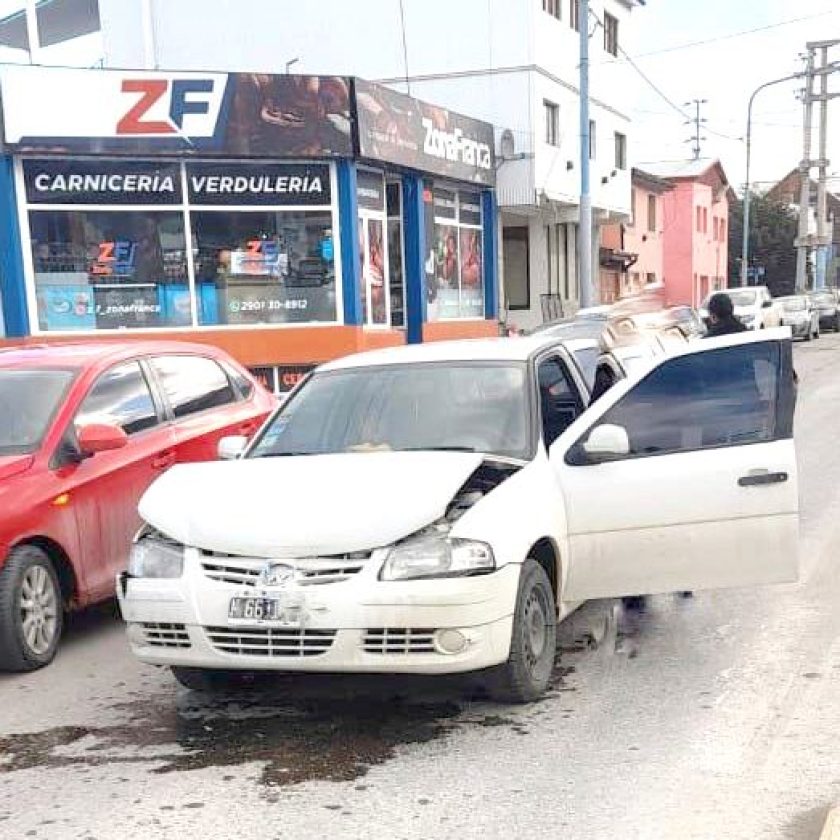 En un semáforo, conductora se llevó por delante a otra