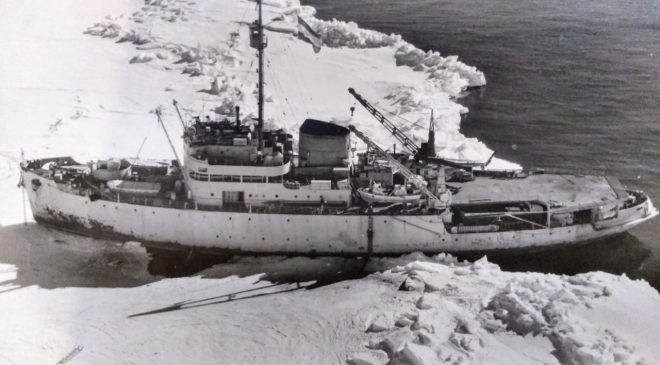 Navegar entre bordes de hielo de 40 a 100 metros de altura