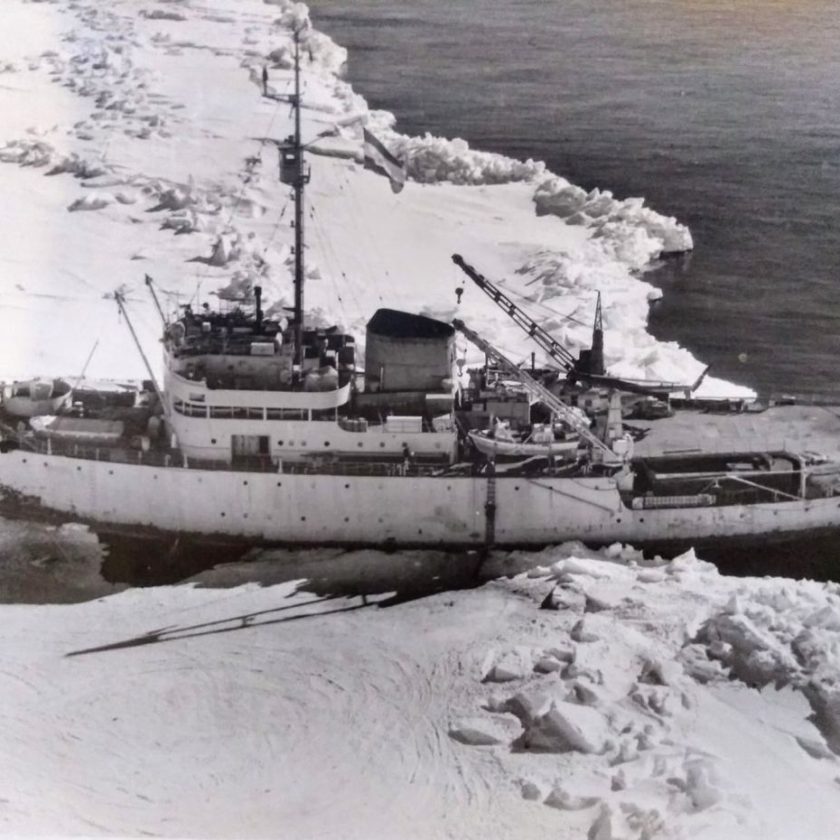 Navegar entre bordes de hielo de 40 a 100 metros de altura