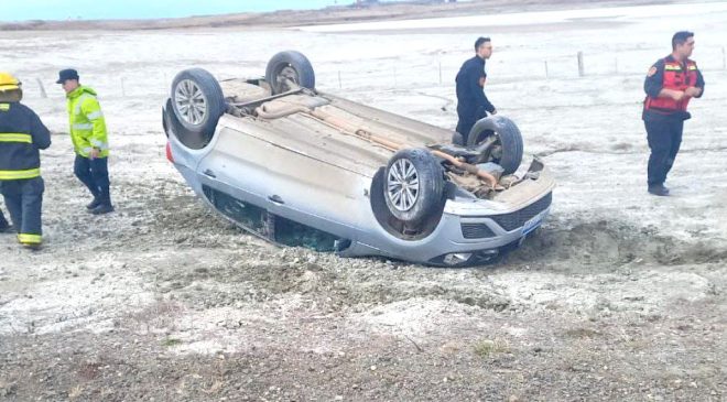 Vehículo manejado por una chica de 17 años terminó apoyado sobre el techo