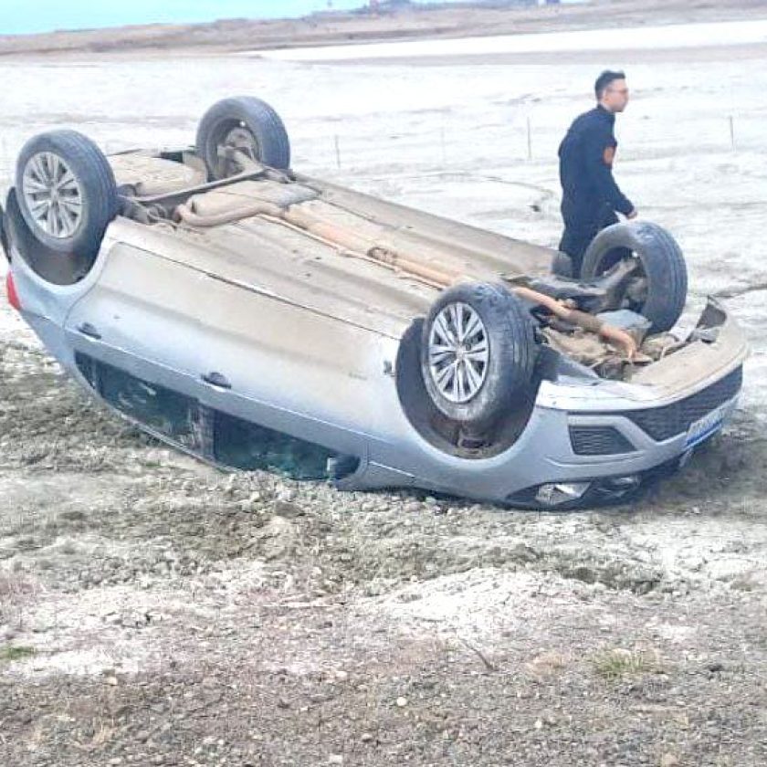 Vehículo manejado por una chica de 17 años terminó apoyado sobre el techo