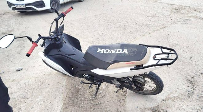 Motociclista sufre escoriaciones al chocar con un automóvil