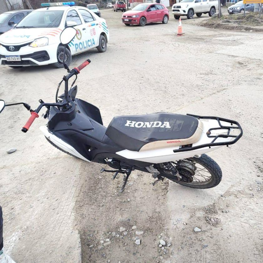 Motociclista sufre escoriaciones al chocar con un automóvil