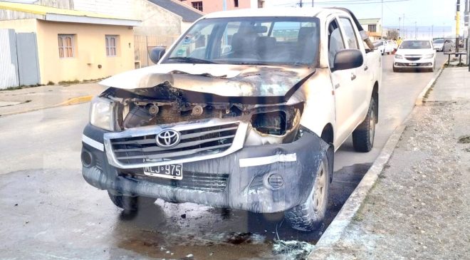 Falla eléctrica causa incendio en una camioneta