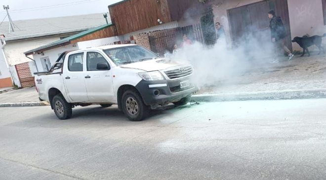 Falla eléctrica causa incendio en una camioneta