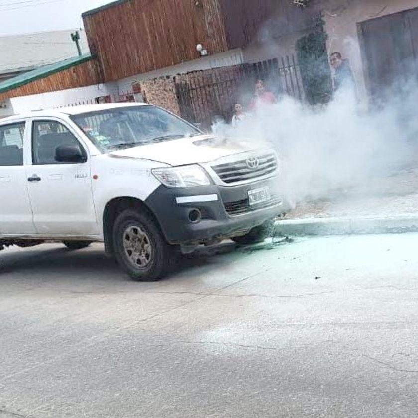 Falla eléctrica causa incendio en una camioneta