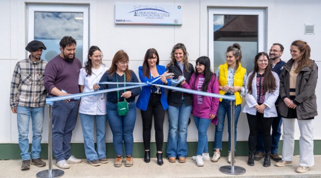 La ministra de Producción y Ambiente, Karina Fernández junto a su par de Obras y Servicios Públicos, Gabriela Castillo, participaron de la inauguración de las nuevas instalaciones de la ampliación del laboratorio de sanidad animal “Raúl Chifflet”, ubicado en el predio de la Asociación Rural Tierra del Fuego en la ciudad de Río Grande. El nuevo espacio apunta a mejorar servicios que involucran a bovinos, ovinos y porcinos y a animales domésticos. En el lugar se refuncionalizó la unidad diagnóstica separando los espacios en cuatro laboratorios que brindan análisis clínicos, serología y enfermedades venéreas, microbiología y triquinosis. Finalizada la recorrida, la secretaria de Desarrollo Productivo y PyME, Carolina Hernández, destacó la importancia de contar con nuevas instalaciones al servicio de la salud pública y la sanidad animal y también destacó la gestión realizada por el Ministerio de Producción y Ambiente para la adquisición de equipamiento con fondos propios y gestionado con programas nacionales. La funcionaria recordó que “éste es el único laboratorio en la provincia que cuenta con estas características, y es reconocido a nivel regional y nacional por toda la información que reporta, vinculada a cuestiones de la salud pública. También está reconocido en la Red de Laboratorios de SENASA, haciendo que los resultados aquí obtenidos tengan validez nacional”. Por su parte la responsable del laboratorio Vilma Disalvo, aseguró que “esta ampliación nos va a permitir trabajar de una manera mucho más eficiente, con laboratorios diferenciados, realizando los diagnósticos para cada grupo de animales o grupo de enfermedades. La idea es seguir creciendo e incorporando más técnicas que nos ayudarán a conocer un poco más el estado sanitario de nuestra provincia y seguir profundizando en los diagnósticos que venimos realizando”. Durante el año 2023, el laboratorio procesó un total de 12.070 muestras, de las que 8.059 correspondieron al sector productivo, 3.147 a animales de compañía y 864 de vigilancia epidemiológica.