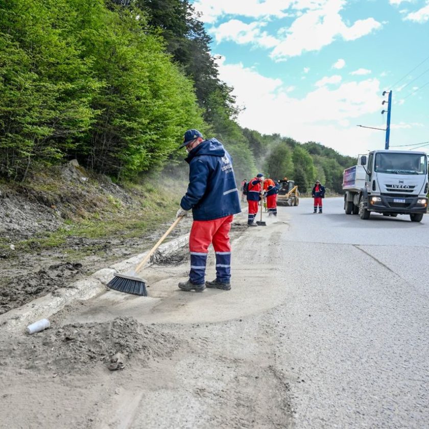 El Municipio de Ushuaia limpia espacios públicos de barro y tierra