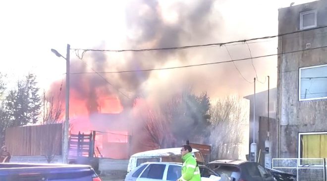 Incendio destruye vivienda de dos pisos