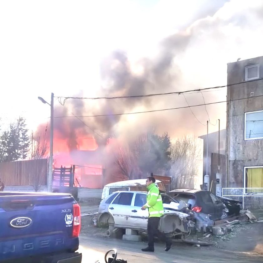 Incendio destruye vivienda de dos pisos