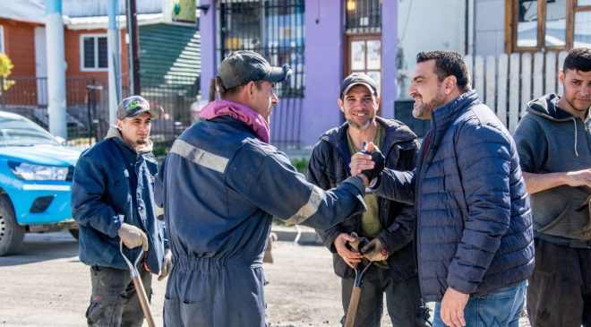 Vuoto supervisó el avance en la pavimentación de la Avenida Alem