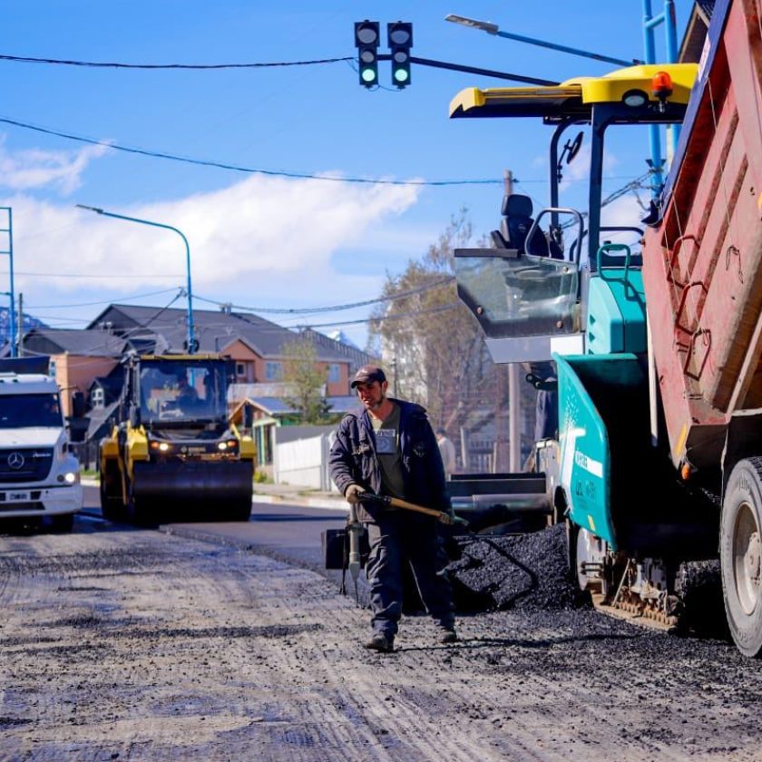 Vuoto supervisó el avance en la pavimentación de la Avenida Alem