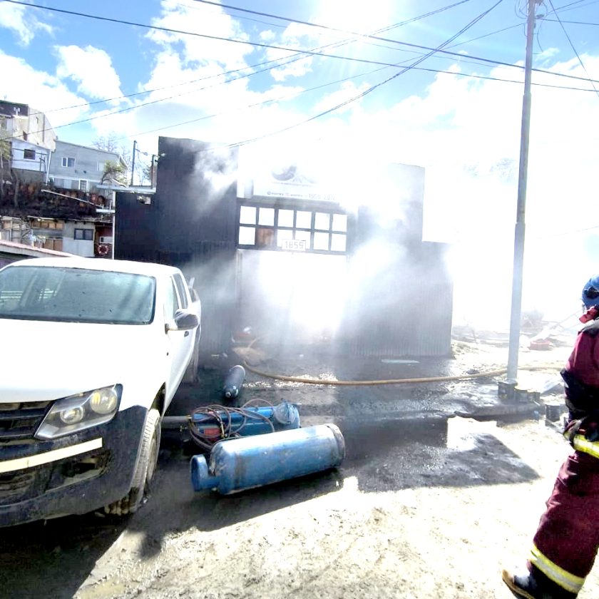 Tres viviendas, un taller y una camioneta fueron consumidos por el fuego