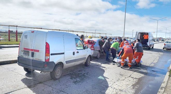 Pasajera de un taxi resulta lesionada en choque múltiple