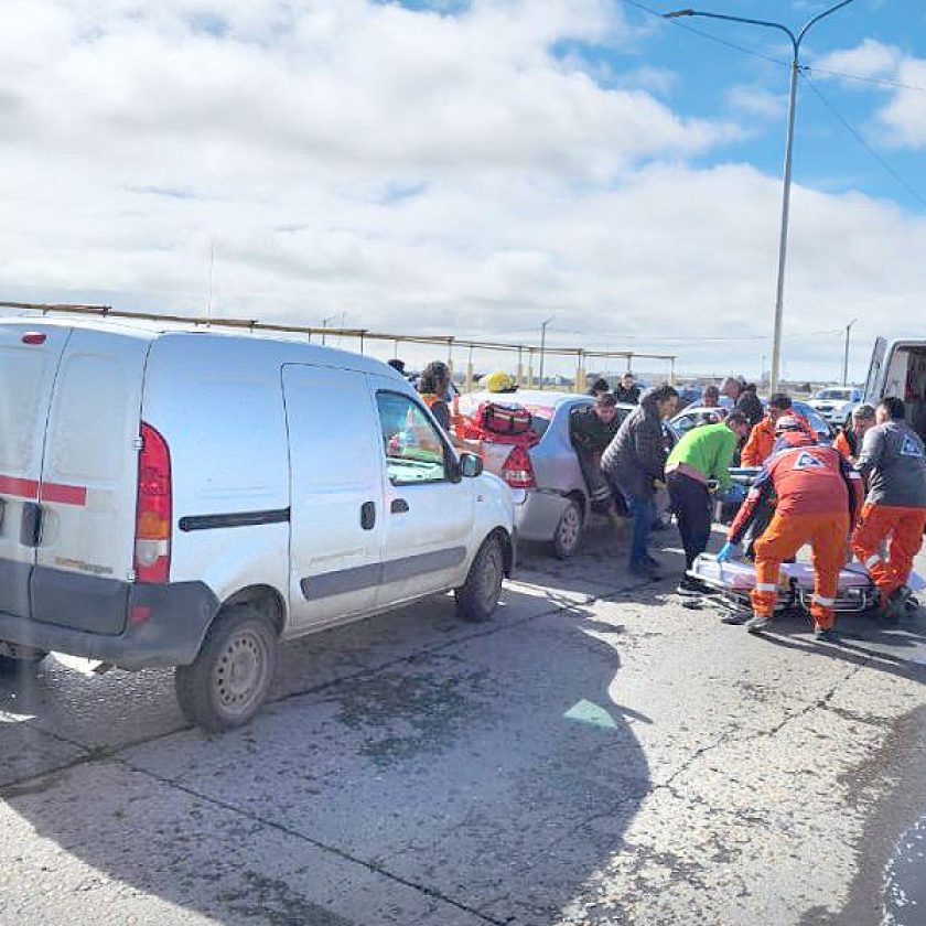 Pasajera de un taxi resulta lesionada en choque múltiple