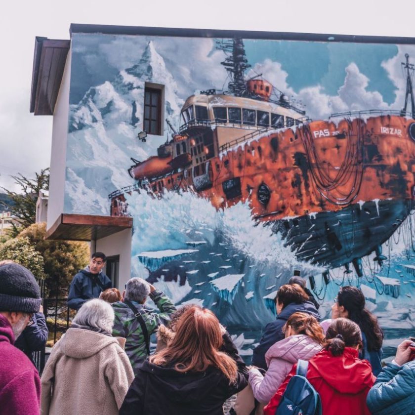 Vecinos y turistas se sumaron a las visitas guiadas al “Circuito de Murales de Malvinas”